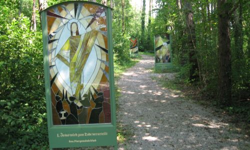 Gläserner Kreuzweg mit Ulrichskirche in Bad Erlach:  Sehenswürdigkeit in 5 km